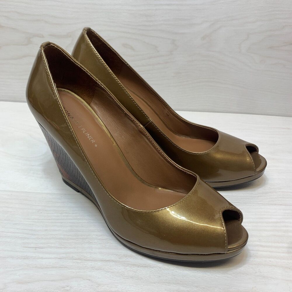 Donald J Pliner Habiki Wedge Heels Womens Size 9.5M Gold Patent Leather Peep Toe